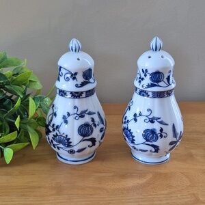 VIENNA WOODS Fine China Vintage 'Blue Onion' Pattern Salt And Pepper Shakers